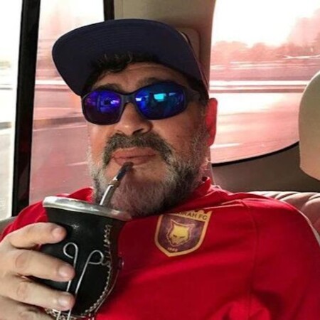 el diego tomando mate